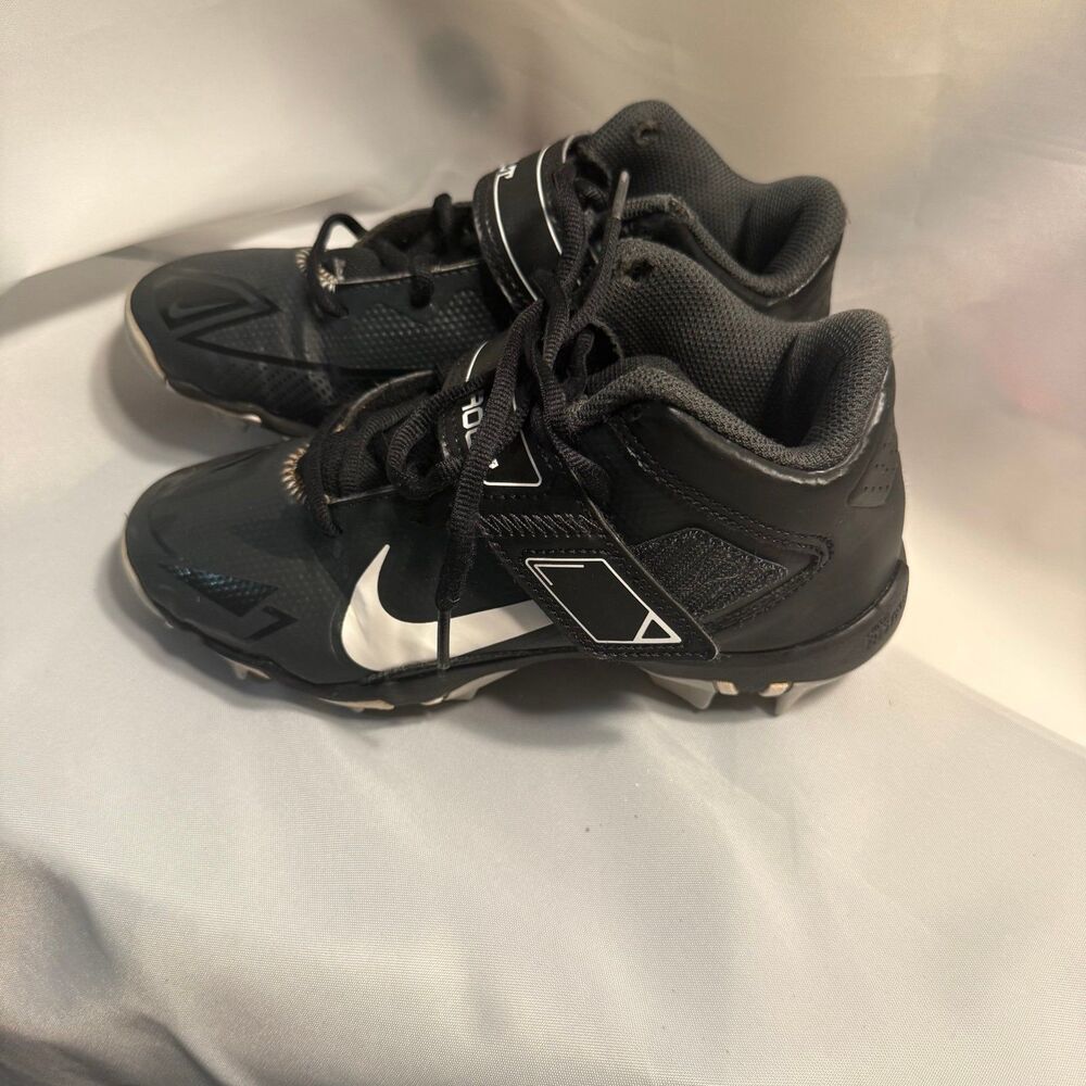 Nike Youth Size 3.5 Black Cleats